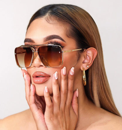 Lunettes de soleil de luxe à monture métallique. Unisexe